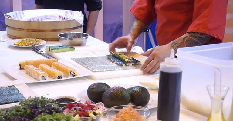 Taller de sushi 3 Taller de sushi para despedidas en Barcelona